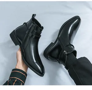 Détail des bottines en cuir vintage pour hommes avec fermeture éclair et sangle, noir