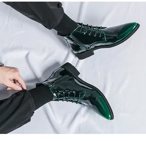 Detailansicht der grünen Lackleder-Stiefeletten für Herren mit spitzer Kappe und Reißverschluss