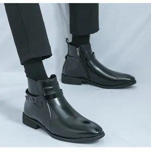 Vue détaillée de bottines en cuir noir pour hommes avec boucle et fermeture éclair