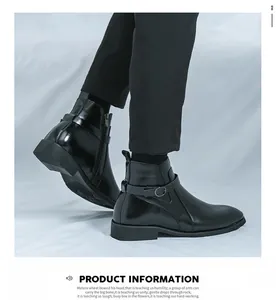 Vue détaillée des bottines de mode en cuir noir pour hommes avec bride à boucle latérale