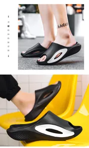 Chanclas negras cómodas de suela gruesa con detalle blanco para exterior y casa
