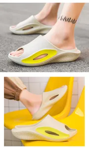 Detalle de chanclas de playa con suela gruesa y detalles amarillos en los pies.