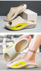 Primer plano de elegantes chanclas de playa de suela gruesa con detalles en verde lime