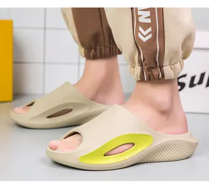 Primer plano de chanclas beige de suela gruesa con detalles en amarillo neón en los pies.