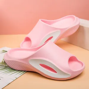 Chanclas rosas modernas con suela gruesa y amortiguación suave para playa y hogar.
