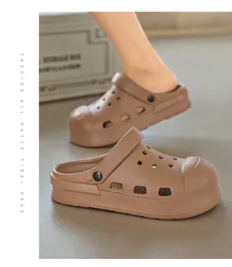 Detailansicht der atmungsaktiven Clogs mit dicker Sohle in Braun für die Freizeit