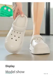 Modische beige Plateau-Clogs mit Belüftungslöchern für Strand oder Zuhause getragen