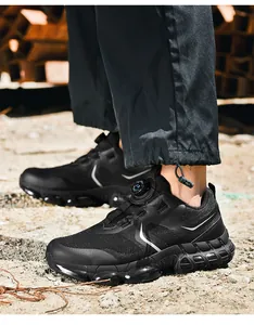 Detalle de calzado de seguridad para hombre en negro con sistema de cordones rotativos