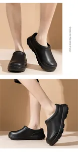 Detalle de zapatos de chef profesionales negros sin cordones con suela de plataforma gruesa.