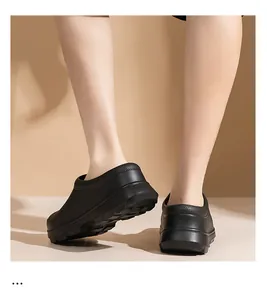 Vista detallada del perfil posterior de zapatos de chef negros con suelas gruesas