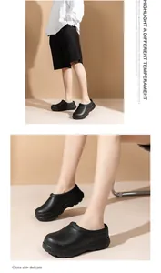 Detalle de zapatos de chef negros sin cordones con suelas gruesas para adultos.