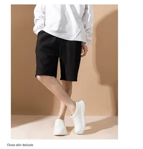 Zapatos sin cordones blancos para hombre con atuendo casual sobre fondo beige