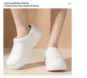 Vista detallada de zapatos de chef blancos con suela gruesa usados por un modelo