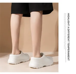 Vista detallada de zapatos de chef blancos sin cordones con suela de plataforma plana.