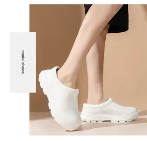 Vista lateral de zapatos de chef blancos con suela gruesa en modelo, fáciles de poner
