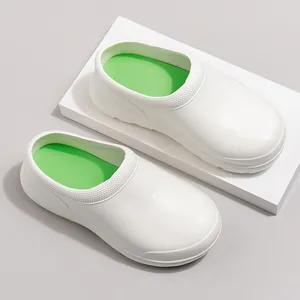 Zapatos blancos profesionales de chef sin cordones con suela gruesa y plantilla verde.