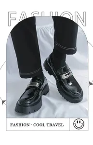 Mocassins en cuir pour hommes à semelle épaisse, texture crocodile et boucle métal.