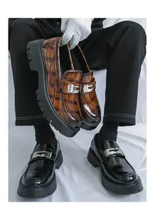 Vue détaillée de mocassins à plateforme pour hommes avec motif crocodile et boucle