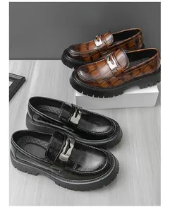 Vue détaillée de mocassins épais pour hommes en cuir embossé croco noir et marron