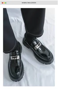 Gros plan de mocassins noirs pour hommes avec texture crocodile et boucle métallique