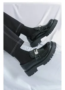 Vue détaillée de mocassins à plateforme noirs pour hommes avec motif crocodile et boucle