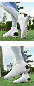 Vista detallada de botas de fútbol blancas de caña alta con tacos y textura de cerca.