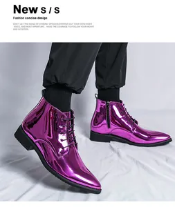 Glänzende lila Herrenstiefel mit spitzer Zehenpartie und Schnürung im Metallic-Look.