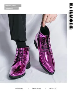 Detailansicht lila Metallic-Stiefeletten für Herren mit spitzer Zehenpartie und Schnürung.