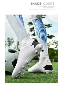 Vista detallada de botas de fútbol blancas de caña alta con detalles negros en campo de césped