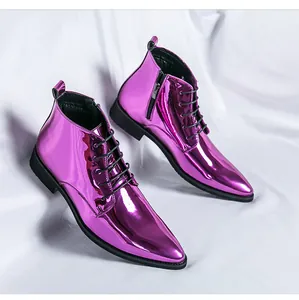 Herren-Stiefeletten in Metallic-Violett mit spitzer Kappe und schwarzen Schnürsenkeln.