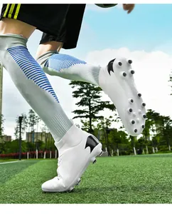 Botas de fútbol blancas de caña alta con tacos moldeados para entrenamiento en exterior