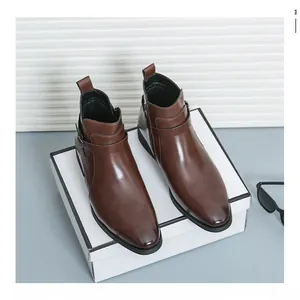Gros plan de bottines Martin en cuir marron pour hommes avec boucle et fermeture éclair.