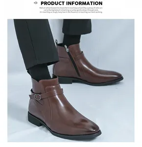 Vue détaillée de bottines de ville en cuir marron pour hommes avec boucle latérale