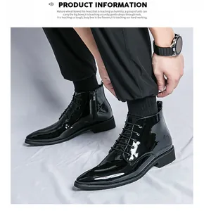 Seitenansicht der glänzend schwarzen Herren-Stiefeletten aus Lackleder mit Spitze