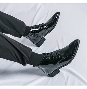 Detailansicht von schwarzen Herren-Lackleder-Stiefeletten mit Schnürung und Reißverschluss