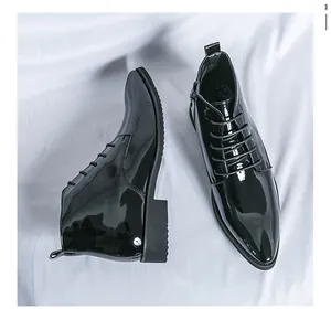 Draufsicht-Detail von schwarzen Lackleder-Stiefeletten mit spitzer Kappe und Reißverschluss
