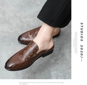 Vista dettagliata dei sabot in pelle marrone con stampa cocco e design slip-on.
