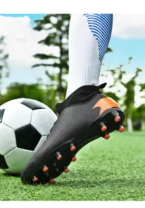 Botas de fútbol de caña alta para hombre con parte superior negra y tacos naranja