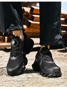 Detalle de zapatos de seguridad negros para exterior con malla transpirable y cierre de dial