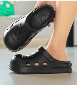 Detailansicht der schwarzen Plateau-Clogs mit verstellbarem Riemen, atmungsaktiv