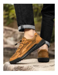 Detailaufnahme der braunen, atmungsaktiven Herren-Freizeitschuhe mit elastischen Schnürsenkeln