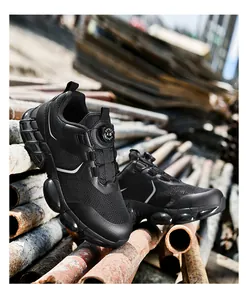 Primer plano de zapatos de seguridad negros transpirables con puntera de acero reforzada