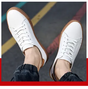 Λεπτομέρεια από κομψά λευκά ανδρικά sneakers με σόλες από καουτσούκ έξω