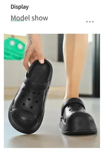 Detailansicht eines Models, das schwarze, atmungsaktive Clogs mit dicker Sohle trägt