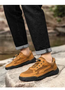 Nahaufnahme brauner atmungsaktiver Mesh-Freizeitschuhe mit elastischer Schnalle