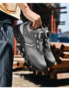 Vista detallada de zapatos de seguridad grises para hombre con sistema de cierre giratorio