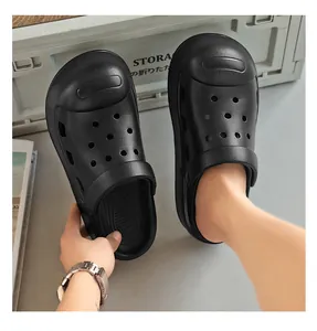 Nahaufnahme von schwarzen, atmungsaktiven Plateau-Clogs mit bequemer, geschlossener Kappe.