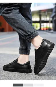 Κοντινό πλάνο ανδρικών μαύρων δερμάτινων casual sneakers σε αστικό περιβάλλον