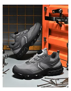 Zapatos de seguridad industrial con puntera de acero y hebilla giratoria sobre fondo de obra.