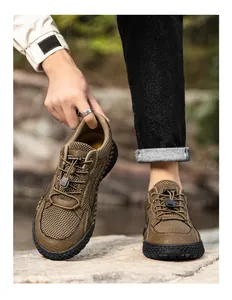 Nahaufnahme brauner atmungsaktiver Mesh-Outdoor-Schuhe für Herren mit Gummizug